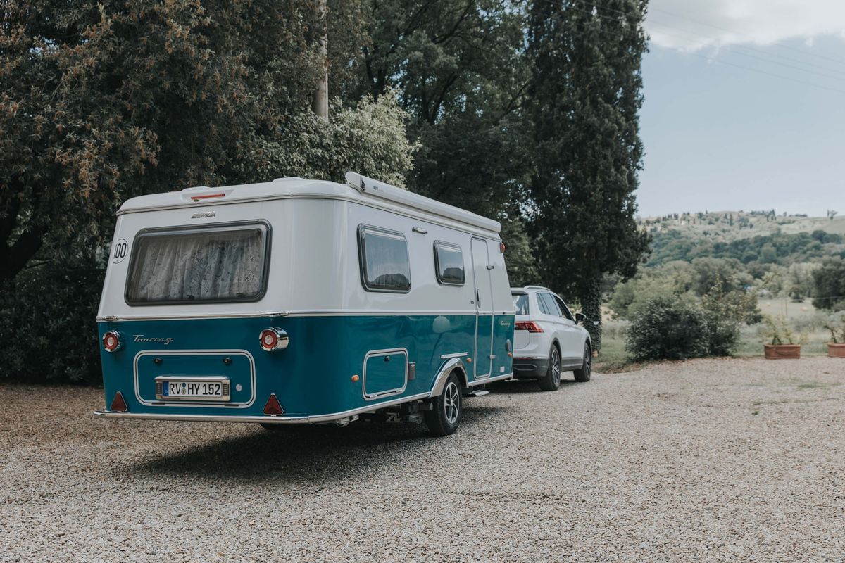 Kultstatus genießt natürlich auch der Touring-Caravan von Eriba, dessen Erkennungszeichen das Retro-Design im Zwei-Farben-Outfit ist. Foto: Eriba